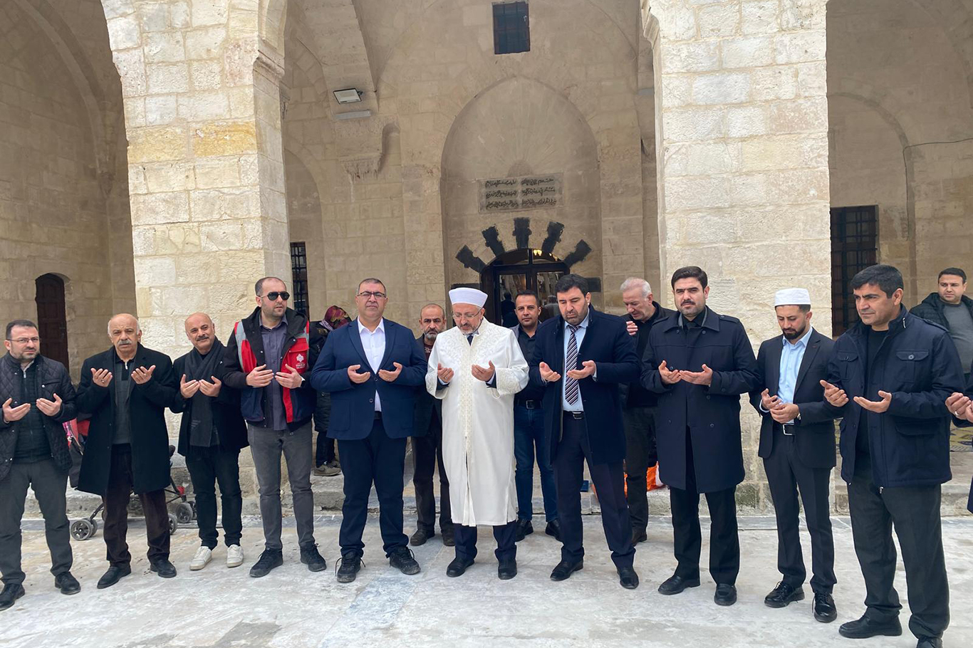 Şanlıurfa'da tarihi cami yeniden ibadete açıldı Şanlıurfa'da tarihi cami yeniden ibadete açıldı