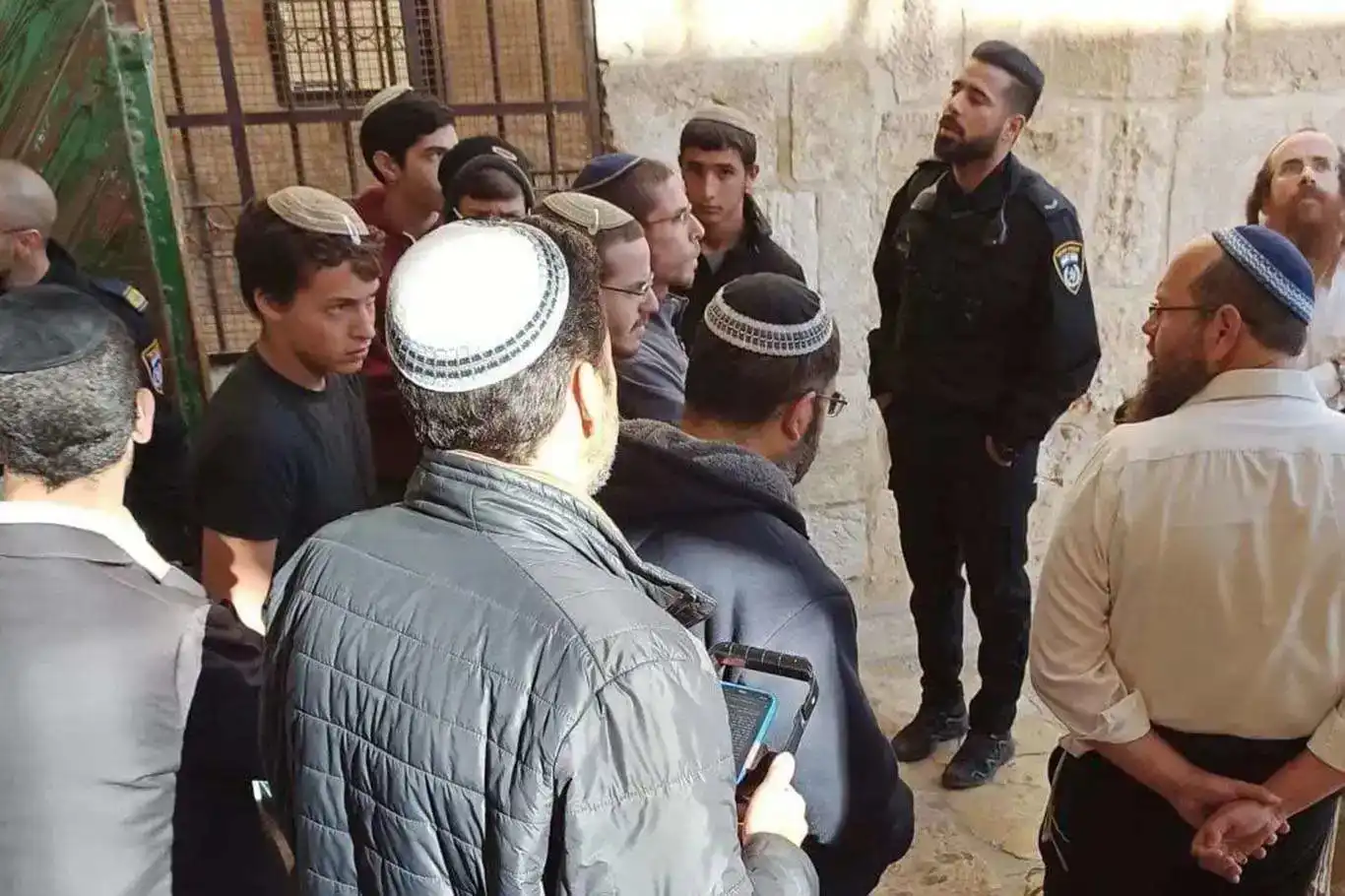 سەهیۆنییەکانی داگیرکەر هەڵکوتانە سەر مزگەوتی ئەقسا