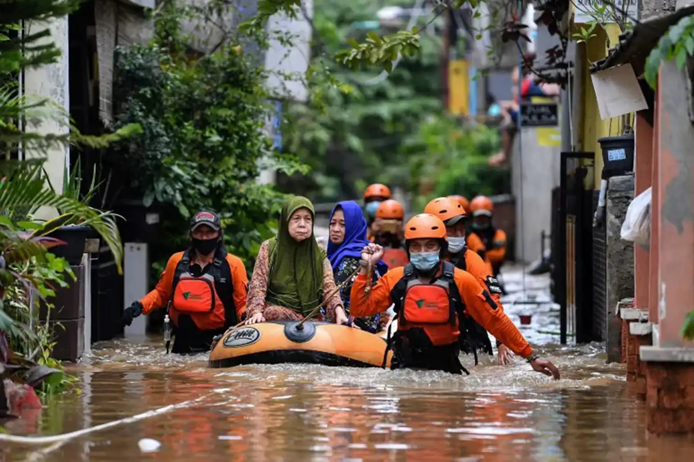 Jakarta floods displace thousands as water levels reach 3 meters Jakarta floods displace thousands as water levels reach 3 meters