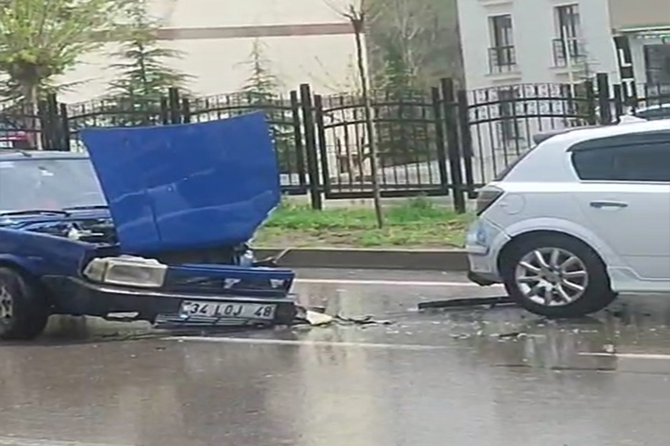 Bingöl'de yayalara yol vermek isteyen araç kaza yaptı