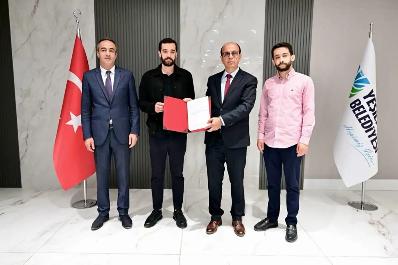 Belediye Başkanı Geçit'in "taziye evleri" projesine bir destek daha! Belediye Başkanı Geçit'in "taziye evleri" projesine bir destek daha!