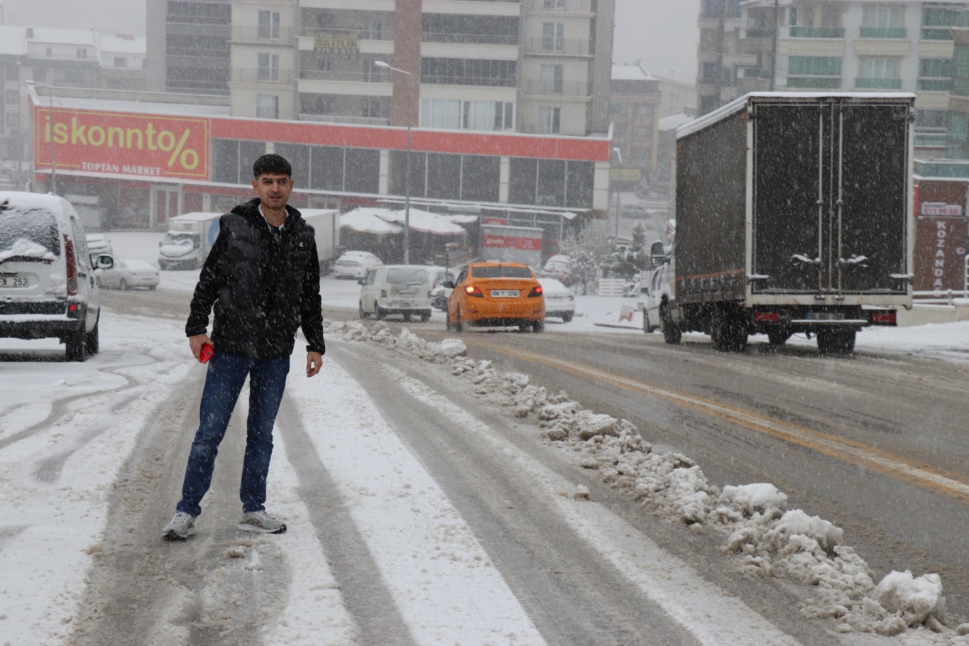 Ankara beyaza büründü: Okullar tatil, çocuklar sokakta
