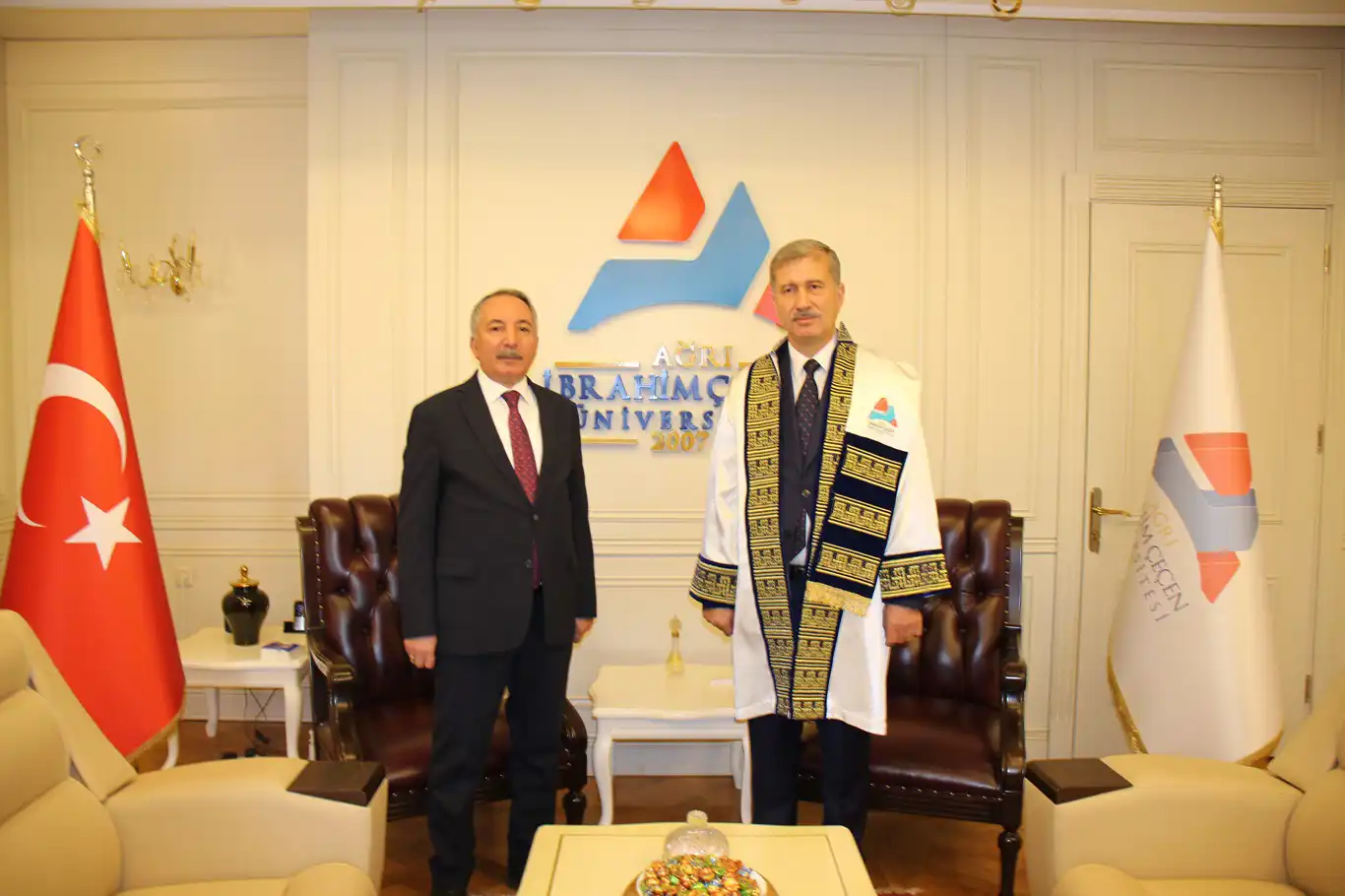 Prof. Dr. Gülçin, atandığı Ağrı İbrahim Çeçen Üniversitesi Rektörlüğün de görevine başladı Prof. Dr. Gülçin, atandığı Ağrı İbrahim Çeçen Üniversitesi Rektörlüğün de görevine başladı