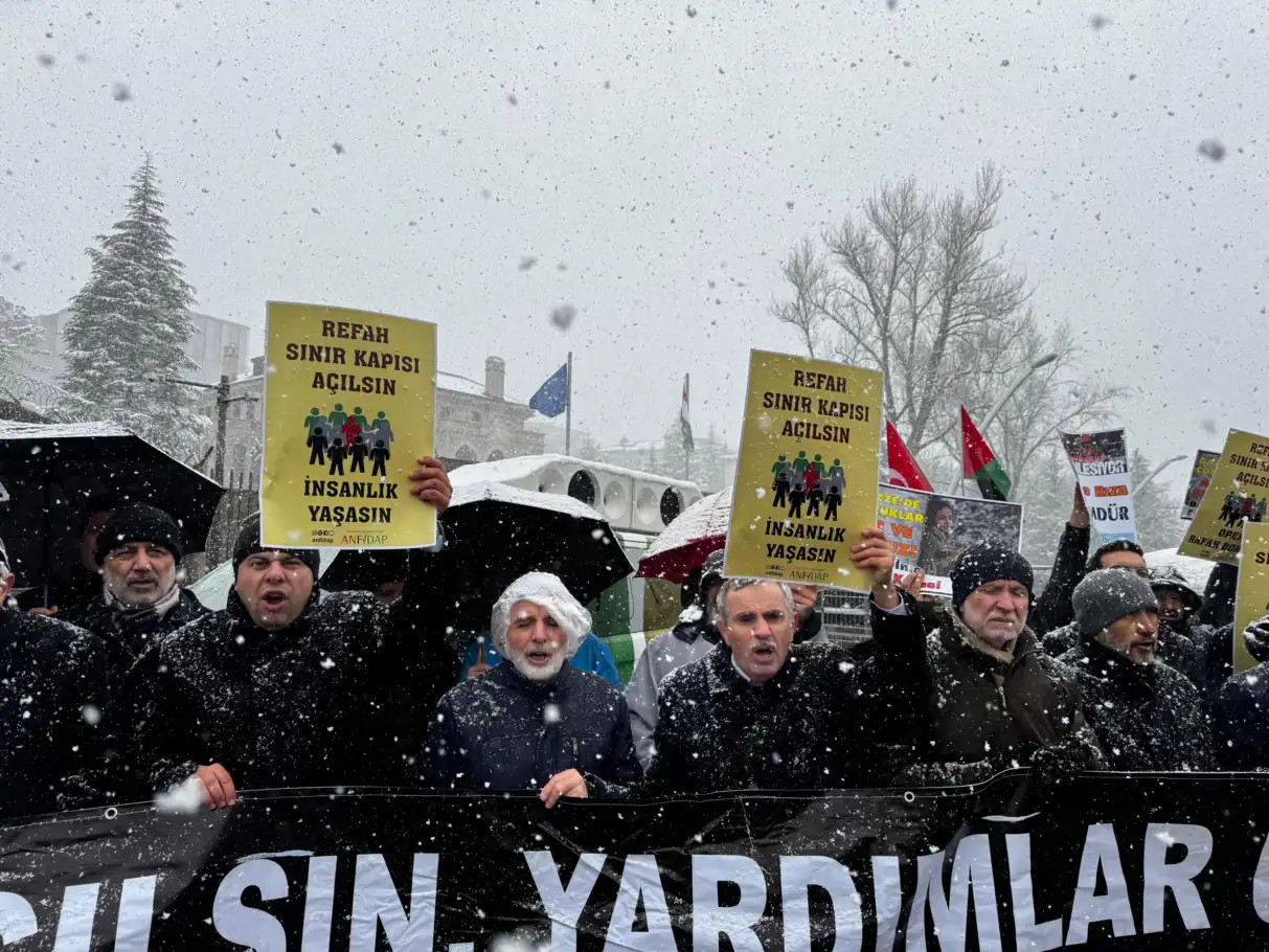 Ankaralılar Refah Sınır Kapısı’nın açılması için Mısır Büyükelçiliği önünde buluştu Ankaralılar Refah Sınır Kapısı’nın açılması için Mısır Büyükelçiliği önünde buluştu