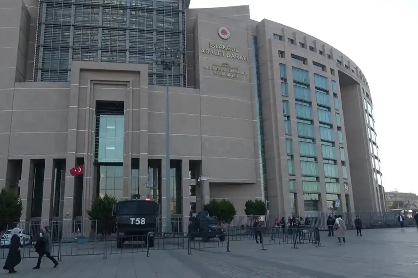 İBB'ye yönelik yolsuzluk soruşturmasında 24 şirkete kayyum atandı İBB'ye yönelik yolsuzluk soruşturmasında 24 şirkete kayyum atandı