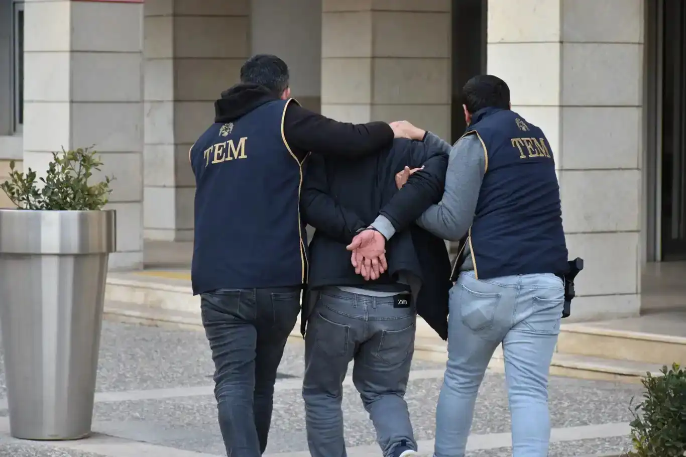 Aile boyu Mossad ajanlarına hapis cezası Aile boyu Mossad ajanlarına hapis cezası