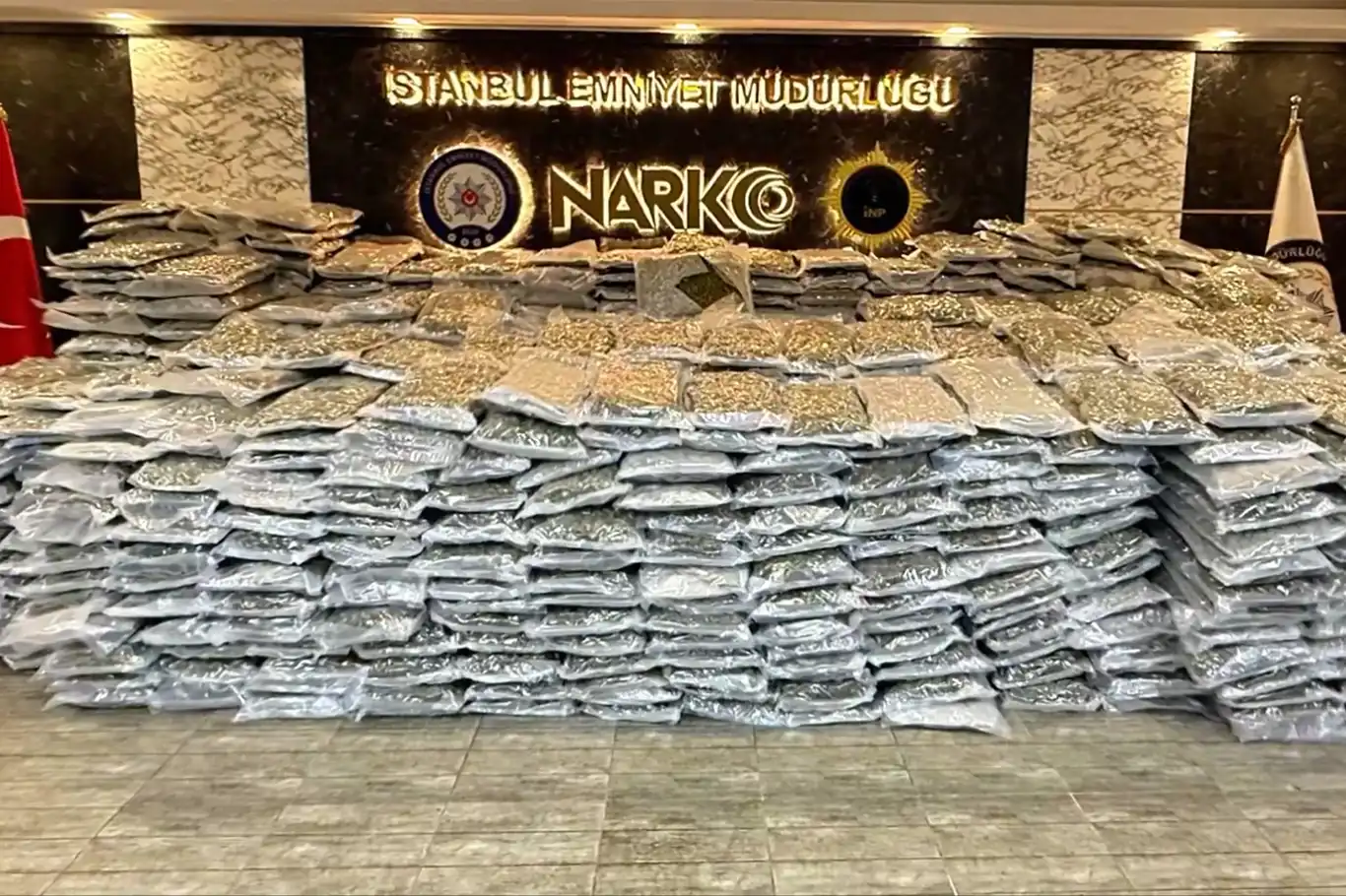 İstanbul'da 880 kilo uyuşturucu madde ele geçirildi İstanbul'da 880 kilo uyuşturucu madde ele geçirildi