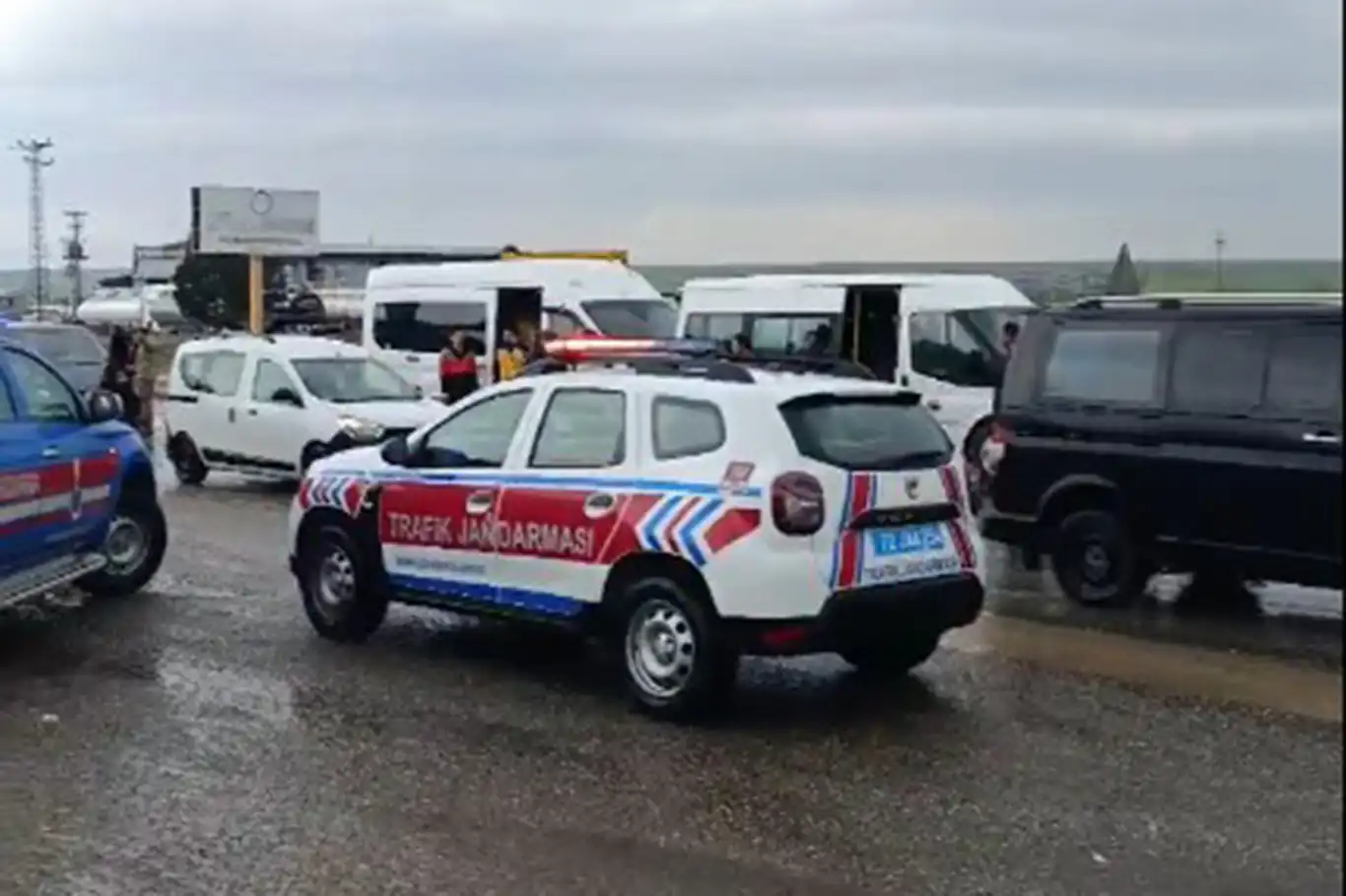 Batman'da öğretmenleri taşıyan minibüs kaza yaptı: 5 yaralı Batman'da öğretmenleri taşıyan minibüs kaza yaptı: 5 yaralı