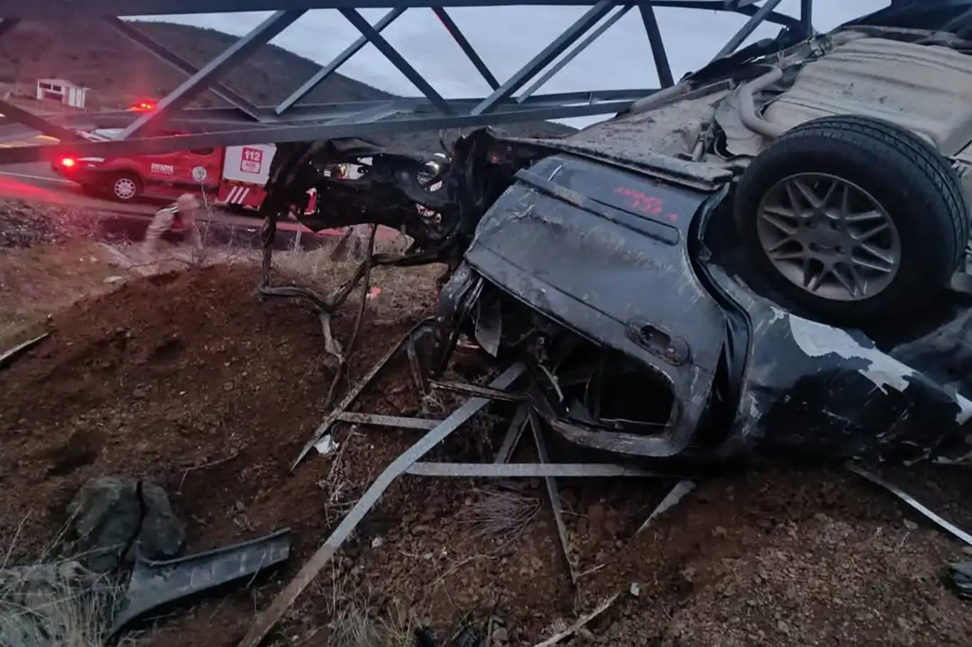 Bingöl'de otomobil direğe çarptı: Bir ölü bir yaralı