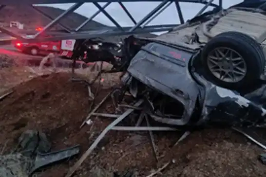 Bingöl'de otomobil direğe çarptı: Bir ölü bir yaralı