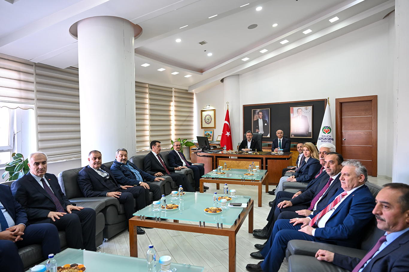 Bakan Yumaklı Malatya Büyükşehir Belediye Başkanı Sami Er'i ziyaret etti