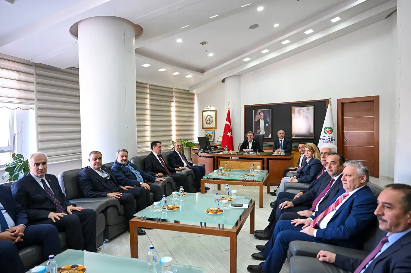 Bakan Yumaklı Malatya Büyükşehir Belediye Başkanı Sami Er'i ziyaret etti