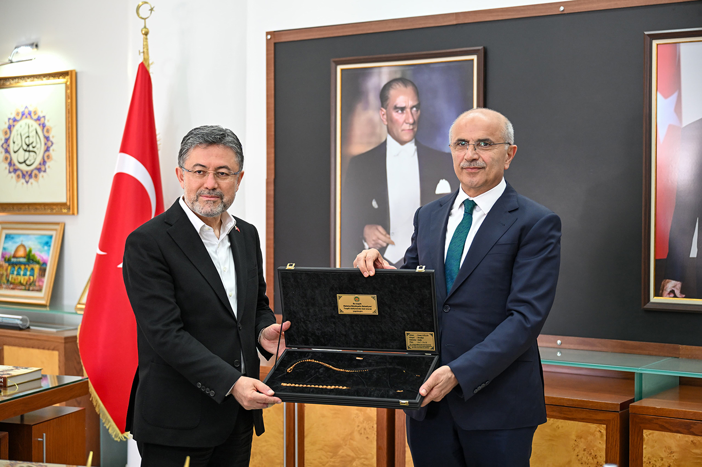 Bakan Yumaklı Malatya Büyükşehir Belediye Başkanı Sami Er'i ziyaret etti