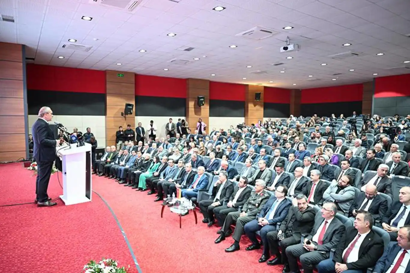 Vali Yavuz, İpekyolu Kariyer Fuarı açılış programına katıldı Vali Yavuz, İpekyolu Kariyer Fuarı açılış programına katıldı