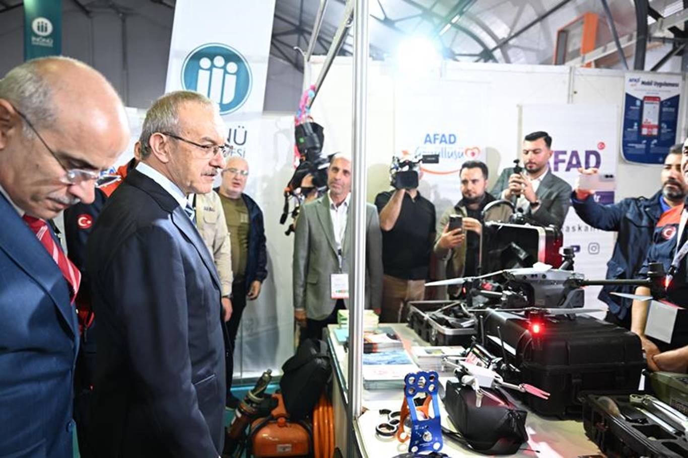 Vali Yavuz, İpekyolu Kariyer Fuarı açılış programına katıldı Vali Yavuz, İpekyolu Kariyer Fuarı açılış programına katıldı