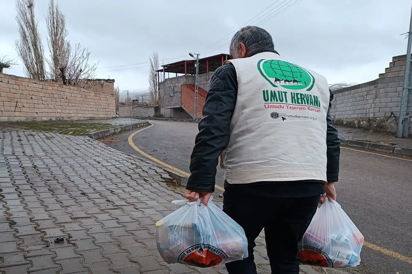 Umut Kervanı Doğubayazıt'ta ihtiyaç sahibi ailelere yardım eli uzattı Umut Kervanı Doğubayazıt'ta ihtiyaç sahibi ailelere yardım eli uzattı