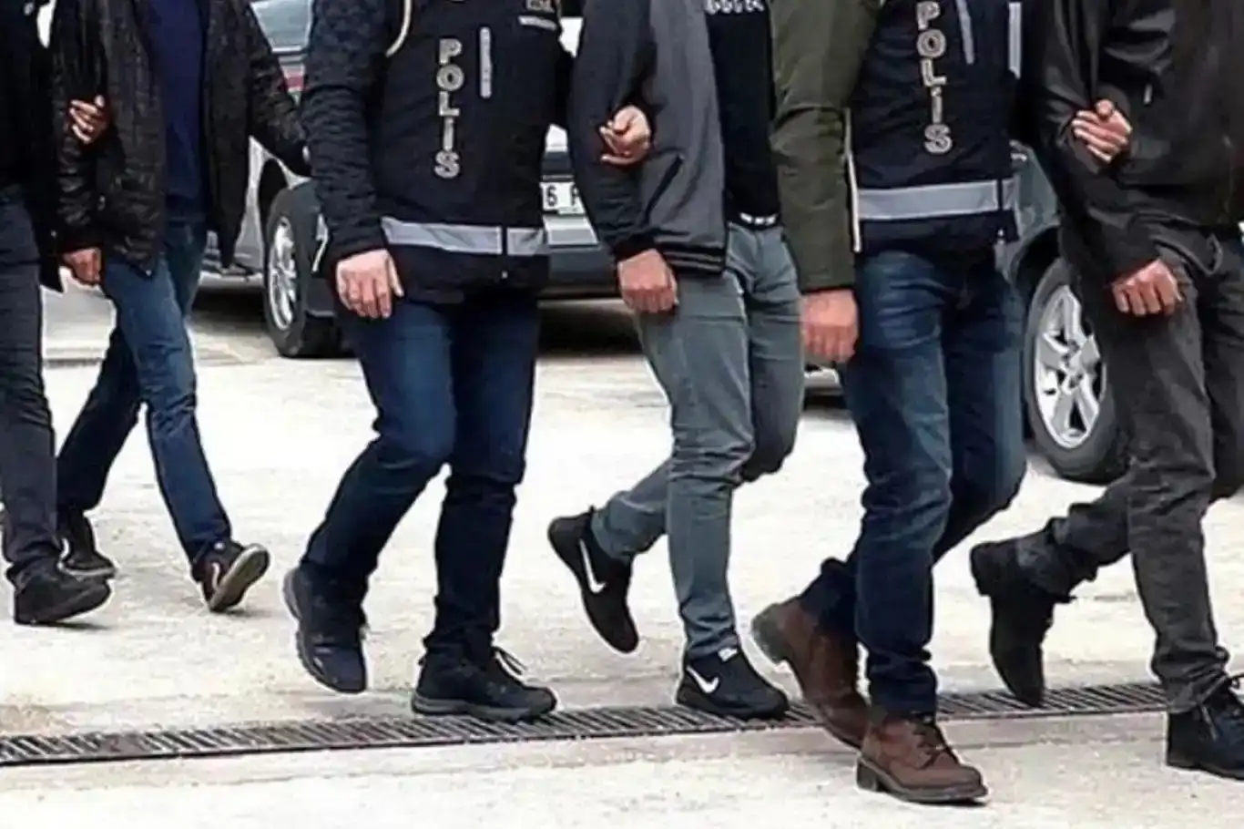 İzmir merkezli FETÖ operasyonunda 10 şüpheli gözaltında İzmir merkezli FETÖ operasyonunda 10 şüpheli gözaltında