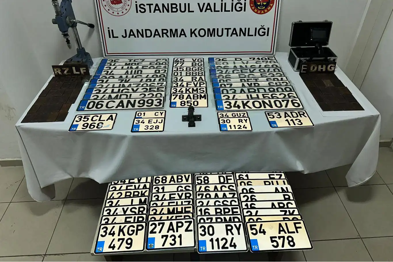 İstanbul’da sahte plaka operasyonunda 5 milyon TL değerinde 215 plaka ele geçirildi İstanbul’da sahte plaka operasyonunda 5 milyon TL değerinde 215 plaka ele geçirildi