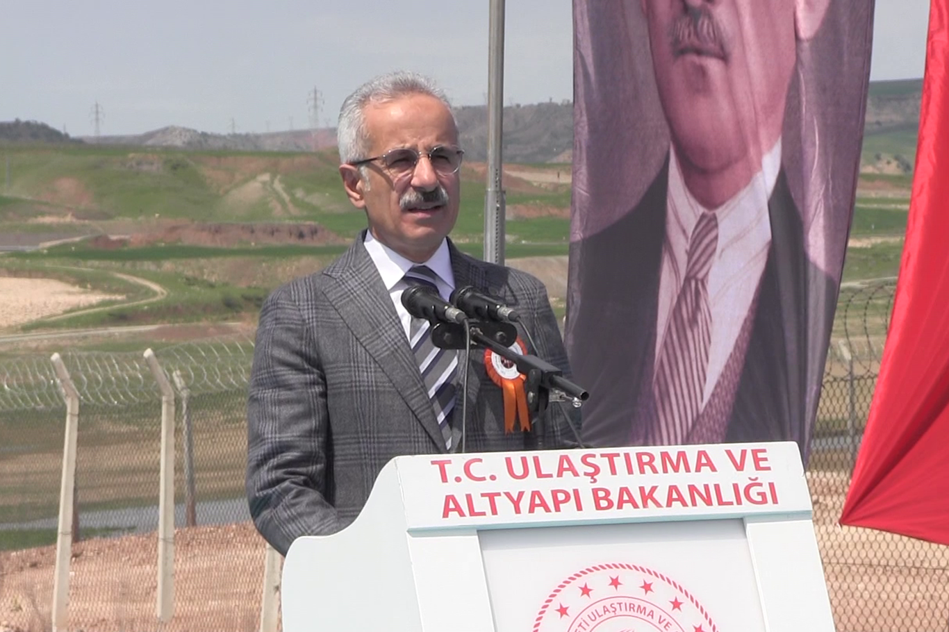 Bakan Uraloğlu: Siirt-Kurtalan yolu ile yıllık 206 milyon lira tasarruf sağlanacak Bakan Uraloğlu: Siirt-Kurtalan yolu ile yıllık 206 milyon lira tasarruf sağlanacak