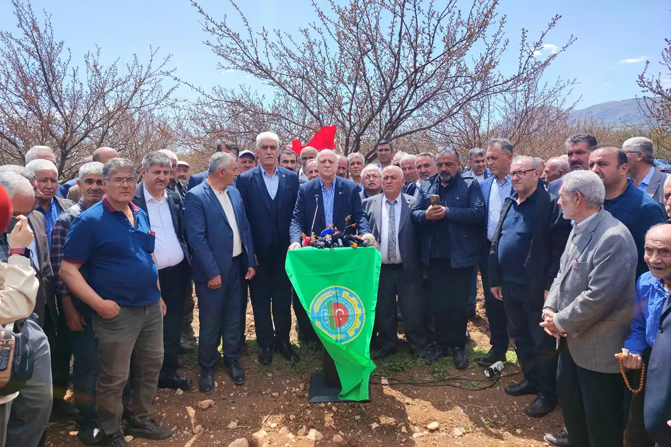 Malatya'da kayısı bahçeleri felaketi yaşıyor: Don vurdu, emekler zayi oldu Malatya'da kayısı bahçeleri felaketi yaşıyor: Don vurdu, emekler zayi oldu