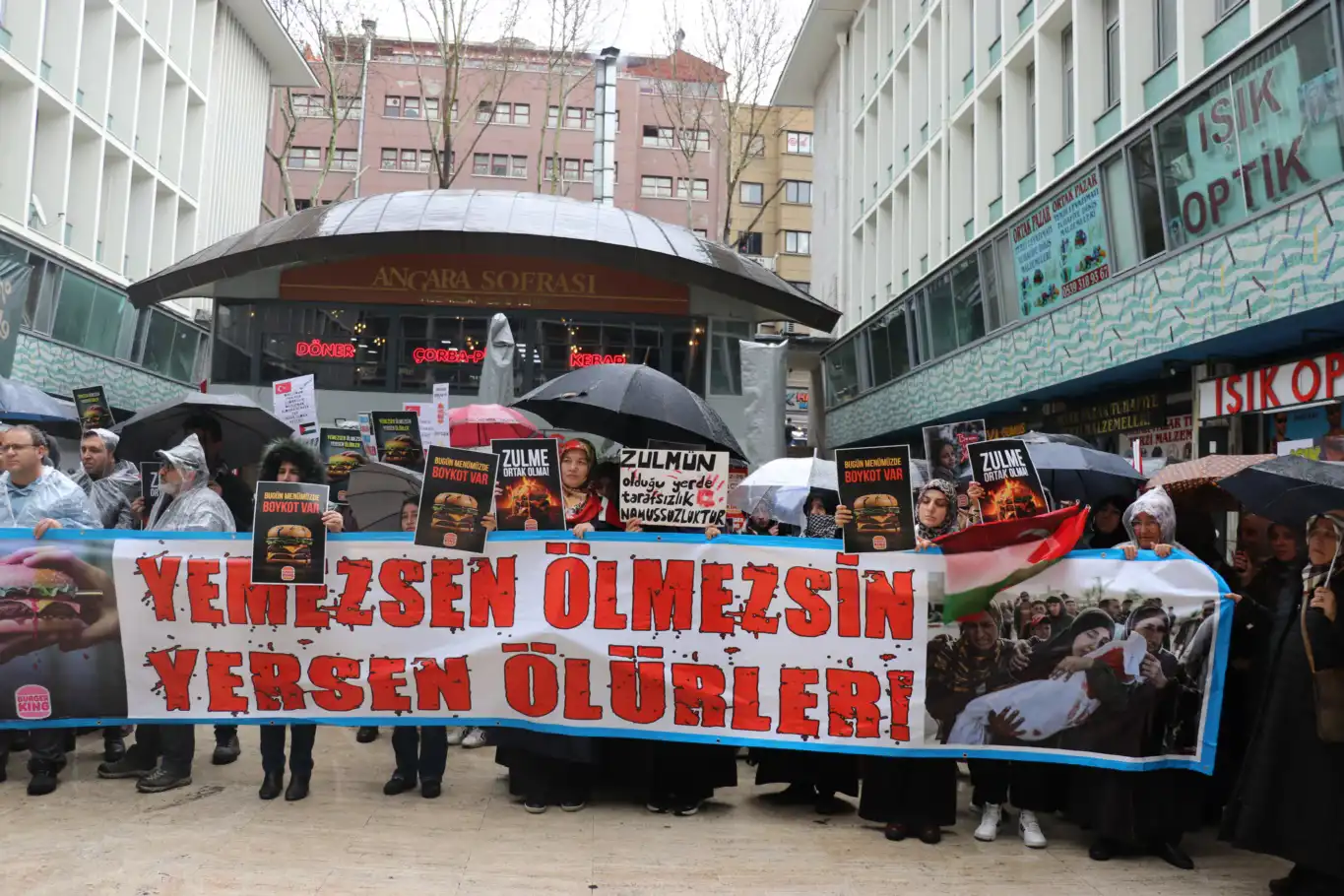 Boykotlu işletme önünde Gazze protestosu: "Yemezsen ölmezsin, yersen ölürler"
