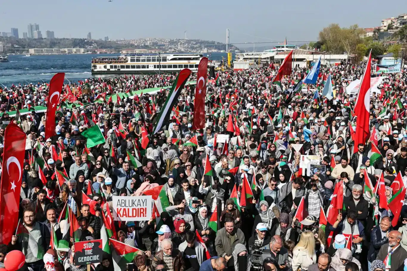عشرات الآلاف يتظاهرون في إسطنبول نصرةً لفلسطين وتنديدًا بمجازر الاحتلال في غزة عشرات الآلاف يتظاهرون في إسطنبول نصرةً لفلسطين وتنديدًا بمجازر الاحتلال في غزة