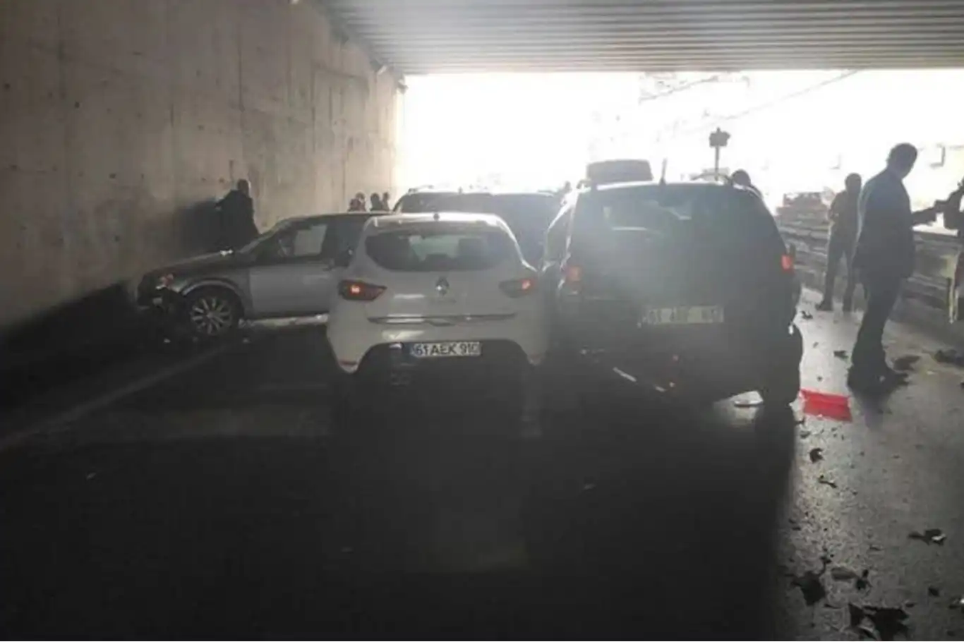 Trabzon'da zincirleme trafik kazası: 25 araç birbirine girdi, 12 yaralı Trabzon'da zincirleme trafik kazası: 25 araç birbirine girdi, 12 yaralı