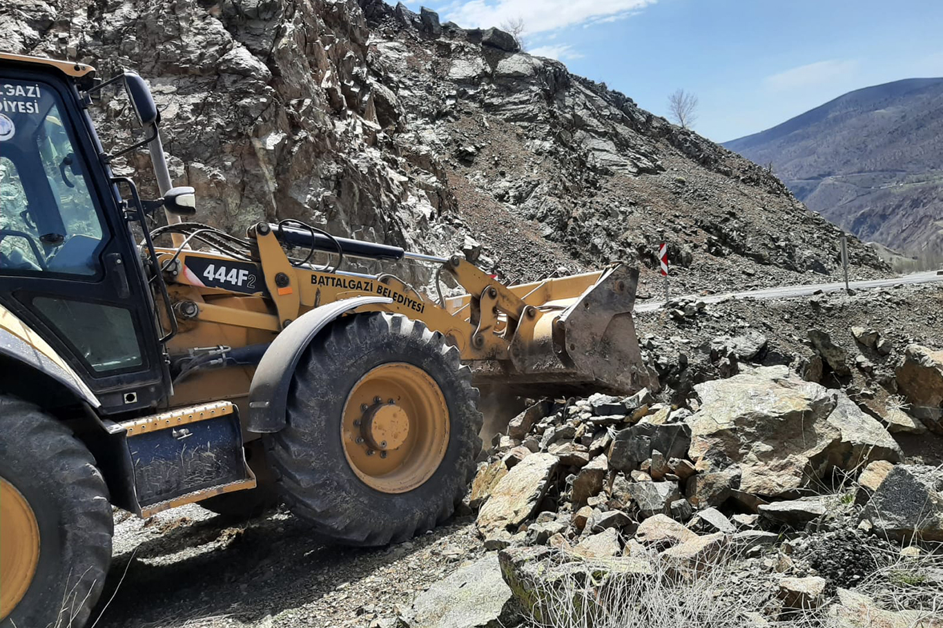 Battalgazi Belediyesi kırsal mahallelerde ulaşım altyapısını güçlendiriyor Battalgazi Belediyesi kırsal mahallelerde ulaşım altyapısını güçlendiriyor
