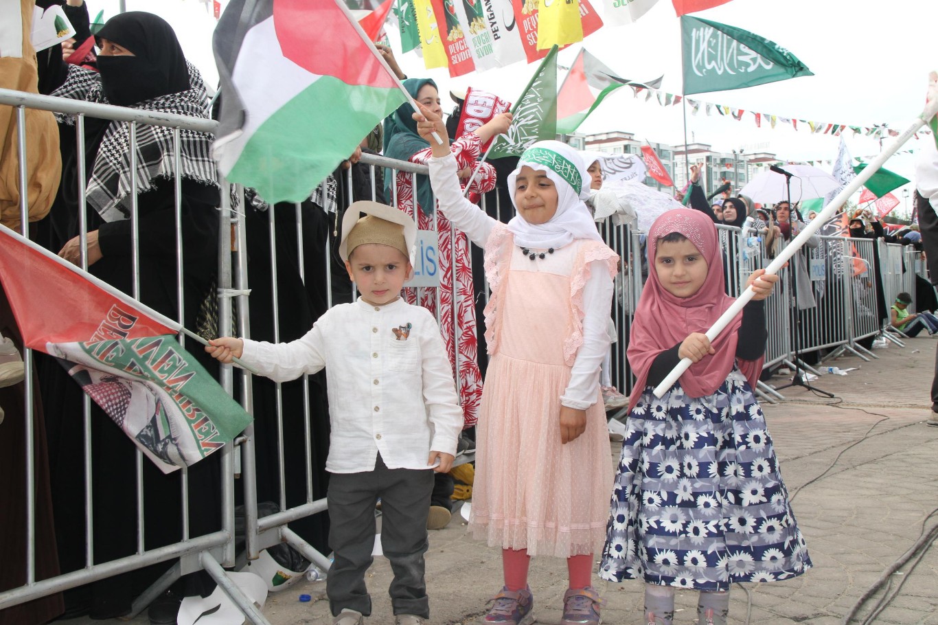 Mevlid-i Nebi etkinliğine katılan çocuklar: Hazret-i Muhammed bizler için bir gururdur