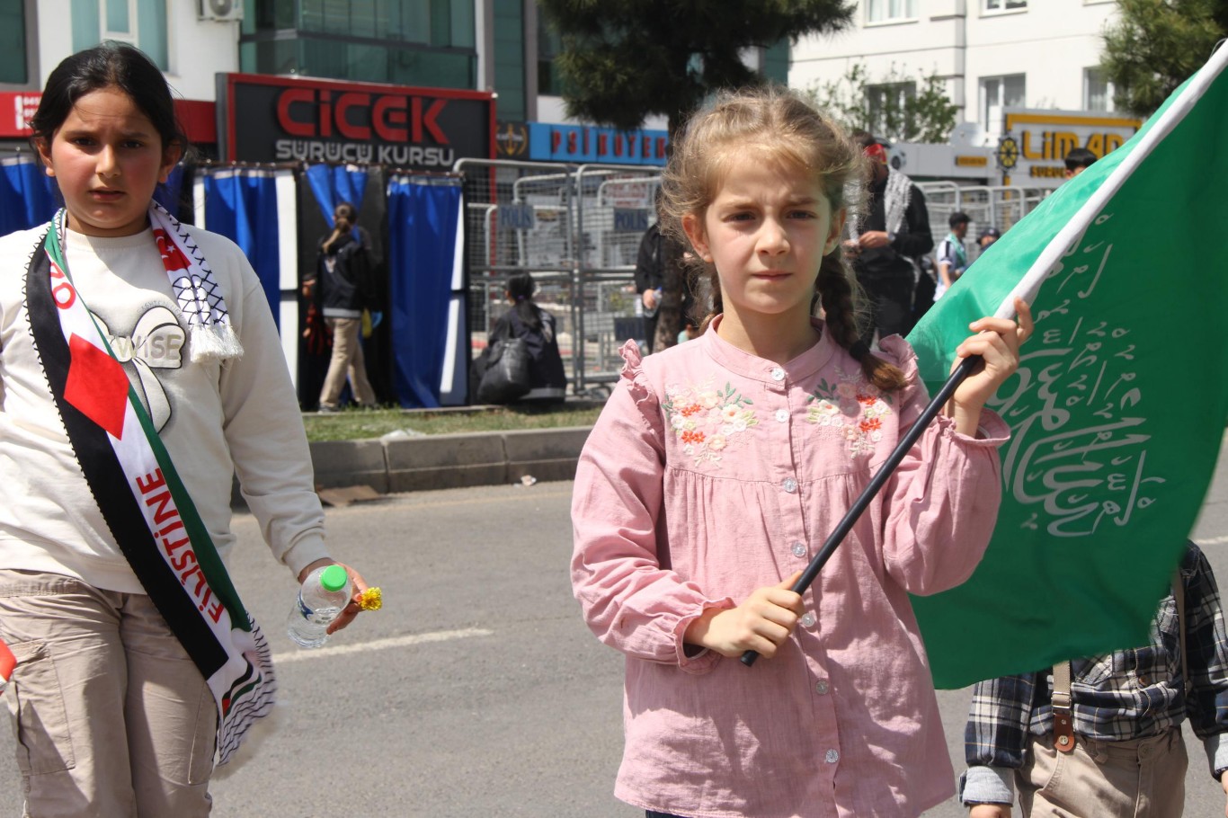 Mevlid-i Nebi etkinliğine katılan çocuklar: Hazret-i Muhammed bizler için bir gururdur