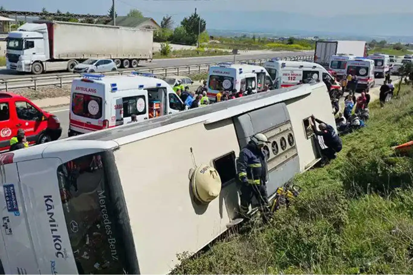 Yalova-Bursa kara yolunda yolcu otobüsü devrildi: Bir ölü, 2 yaralı Yalova-Bursa kara yolunda yolcu otobüsü devrildi: Bir ölü, 2 yaralı