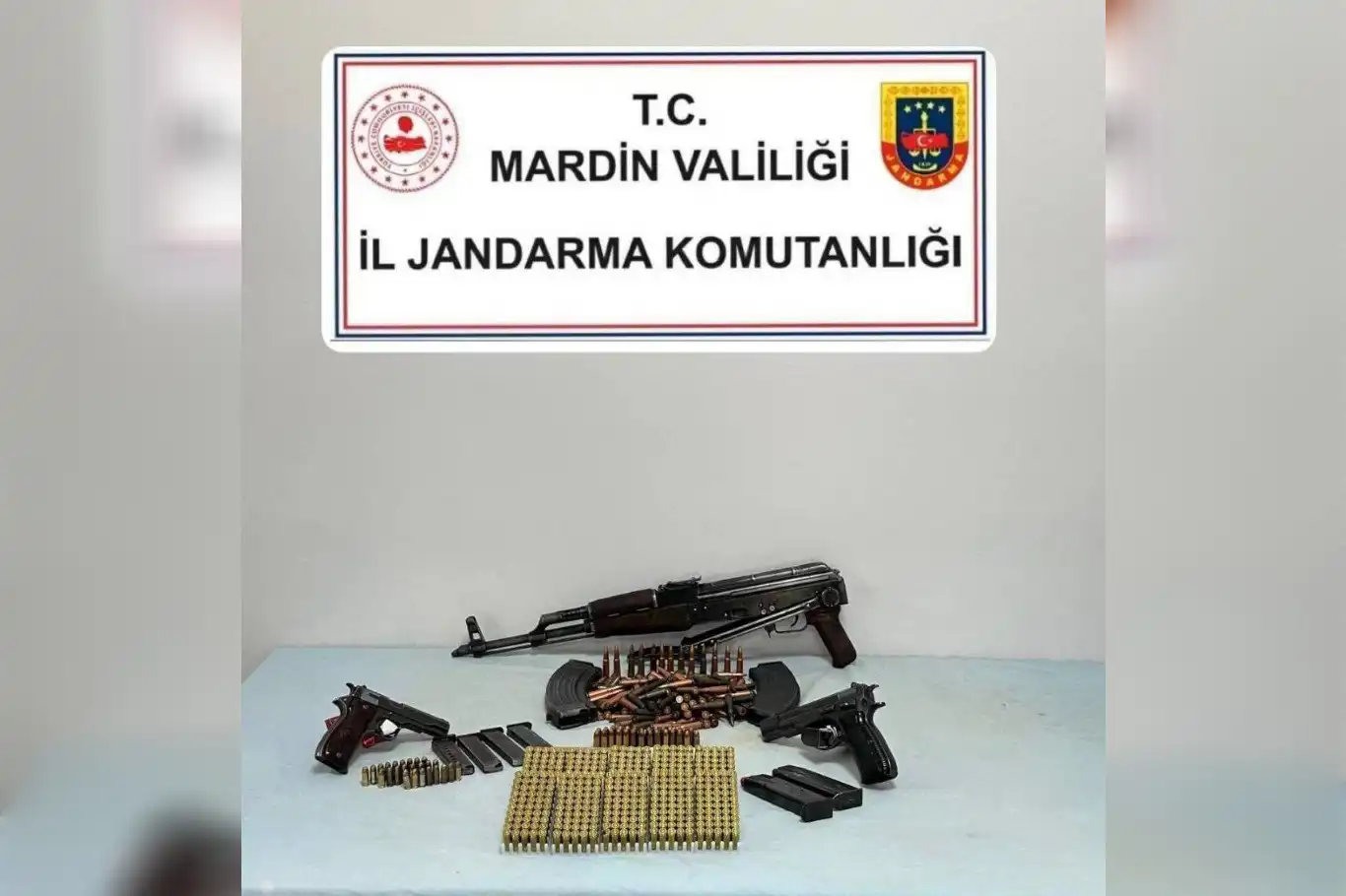 Evinde silah ve mühimmat bulunan şahıs tutuklandı Evinde silah ve mühimmat bulunan şahıs tutuklandı