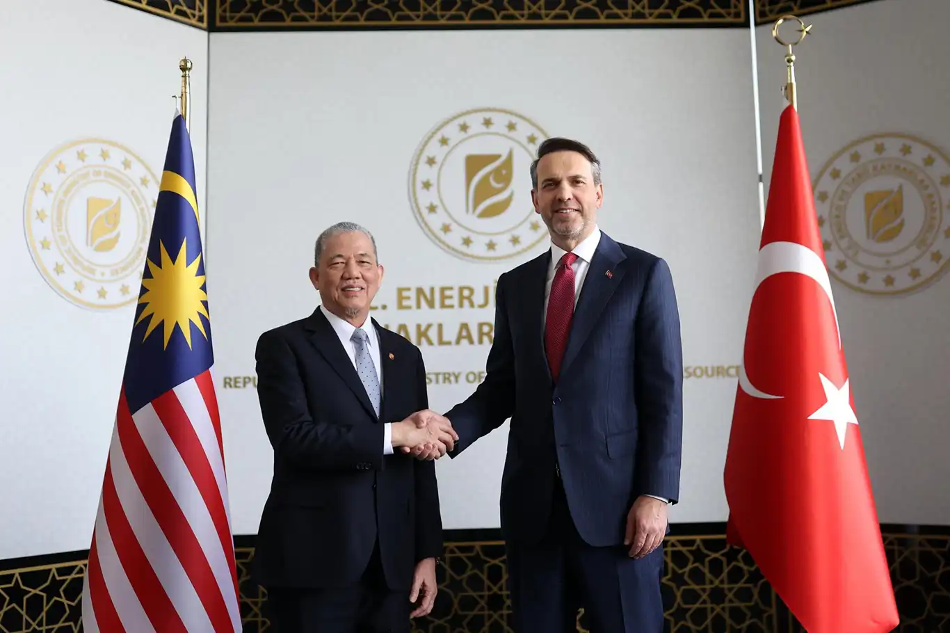 Bakan Bayraktar, Malezyalı mevkidaşı ile bir araya geldi Bakan Bayraktar, Malezyalı mevkidaşı ile bir araya geldi
