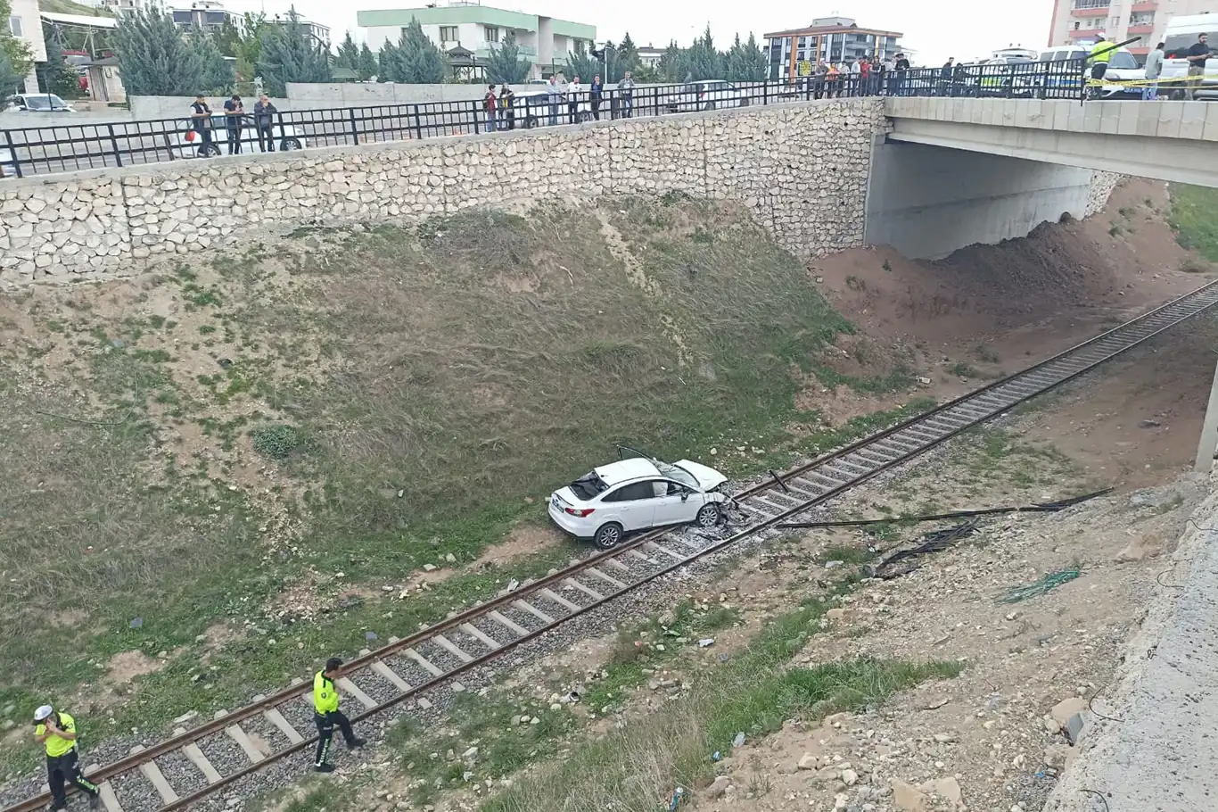 Batman’da otomobil üst geçitten tren raylarına düştü: 3 yaralı Batman’da otomobil üst geçitten tren raylarına düştü: 3 yaralı