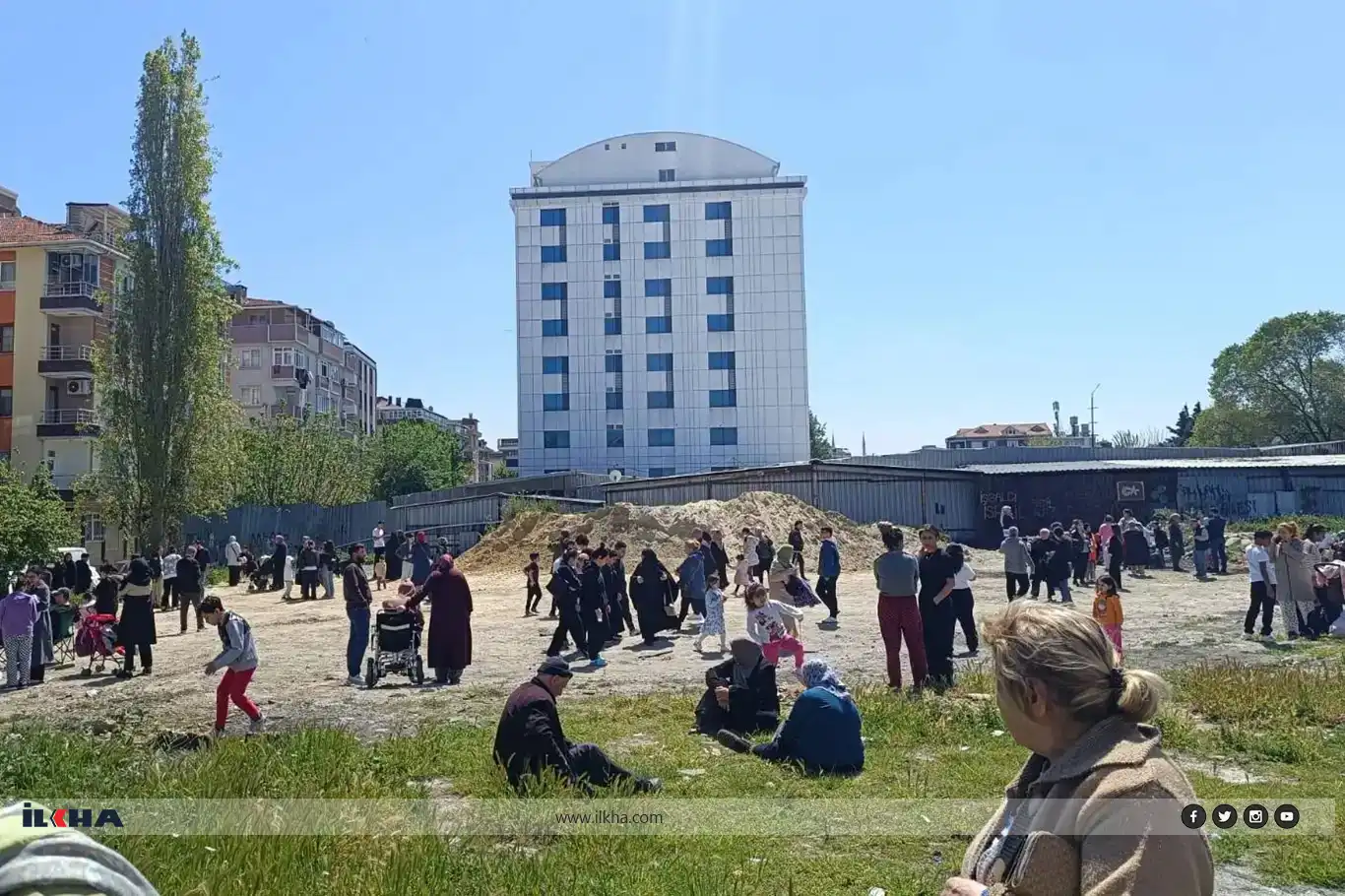 Istanbul tremor topples empty building, emergency teams mobilize Istanbul tremor topples empty building, emergency teams mobilize