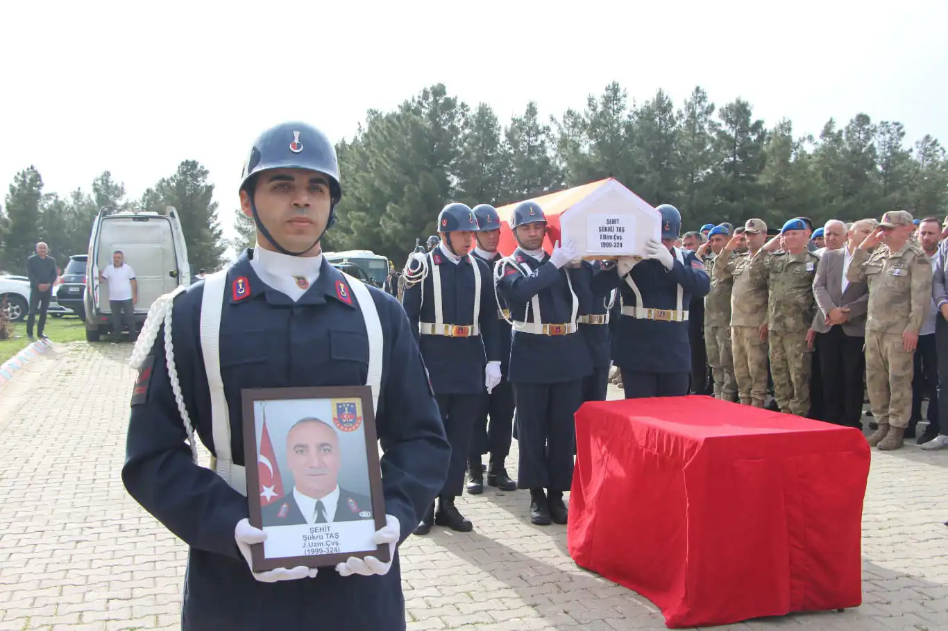 Görev silahıyla kazara kendini vuran uzman çavuş son yolculuğuna uğurlandı Görev silahıyla kazara kendini vuran uzman çavuş son yolculuğuna uğurlandı