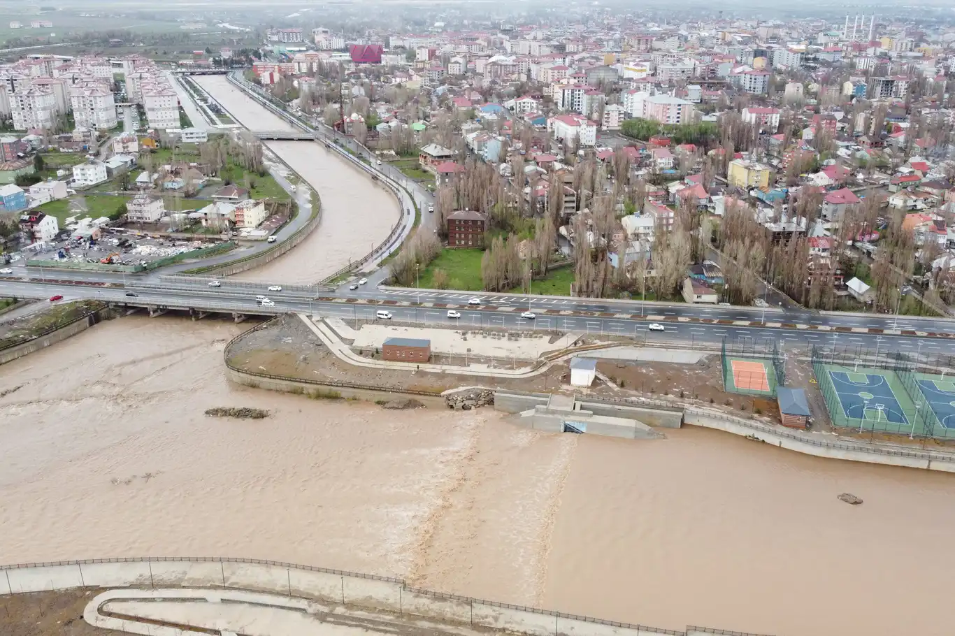 Murat Nehri ve Taşlıçay Deresi debisi yükseldi, zaman zaman taşkınlar yaşandı Murat Nehri ve Taşlıçay Deresi debisi yükseldi, zaman zaman taşkınlar yaşandı