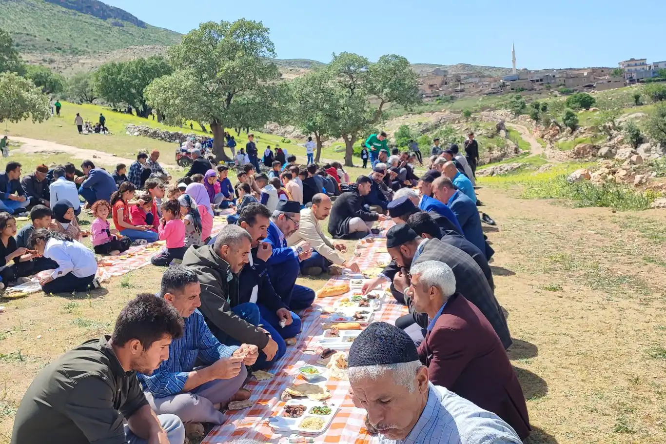 Mardin'de “Zew” geleneği yıllardır dualarla sürdürülüyor Mardin'de “Zew” geleneği yıllardır dualarla sürdürülüyor