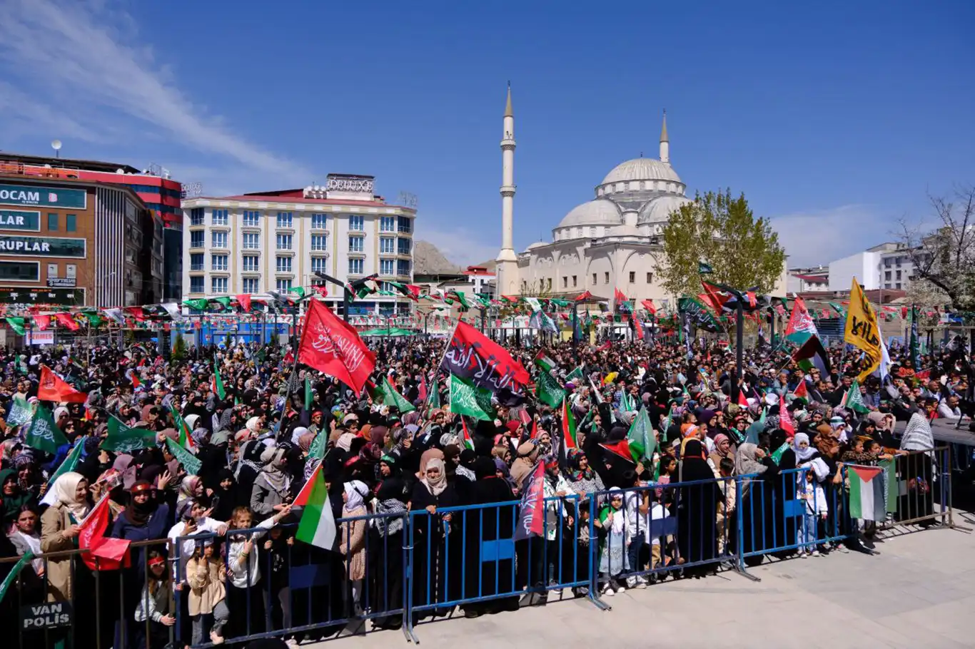 Thousands gather in Van for Mawlid Al Nabi celebration Thousands gather in Van for Mawlid Al Nabi celebration