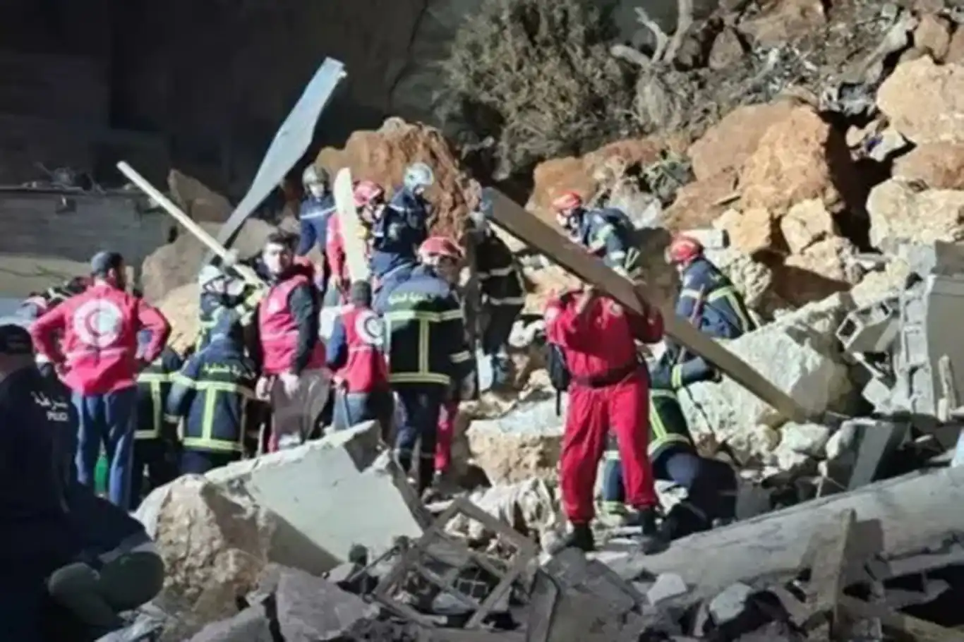 Cezayir'de toprak kayması: 4 ölü, 13 yaralı Cezayir'de toprak kayması: 4 ölü, 13 yaralı
