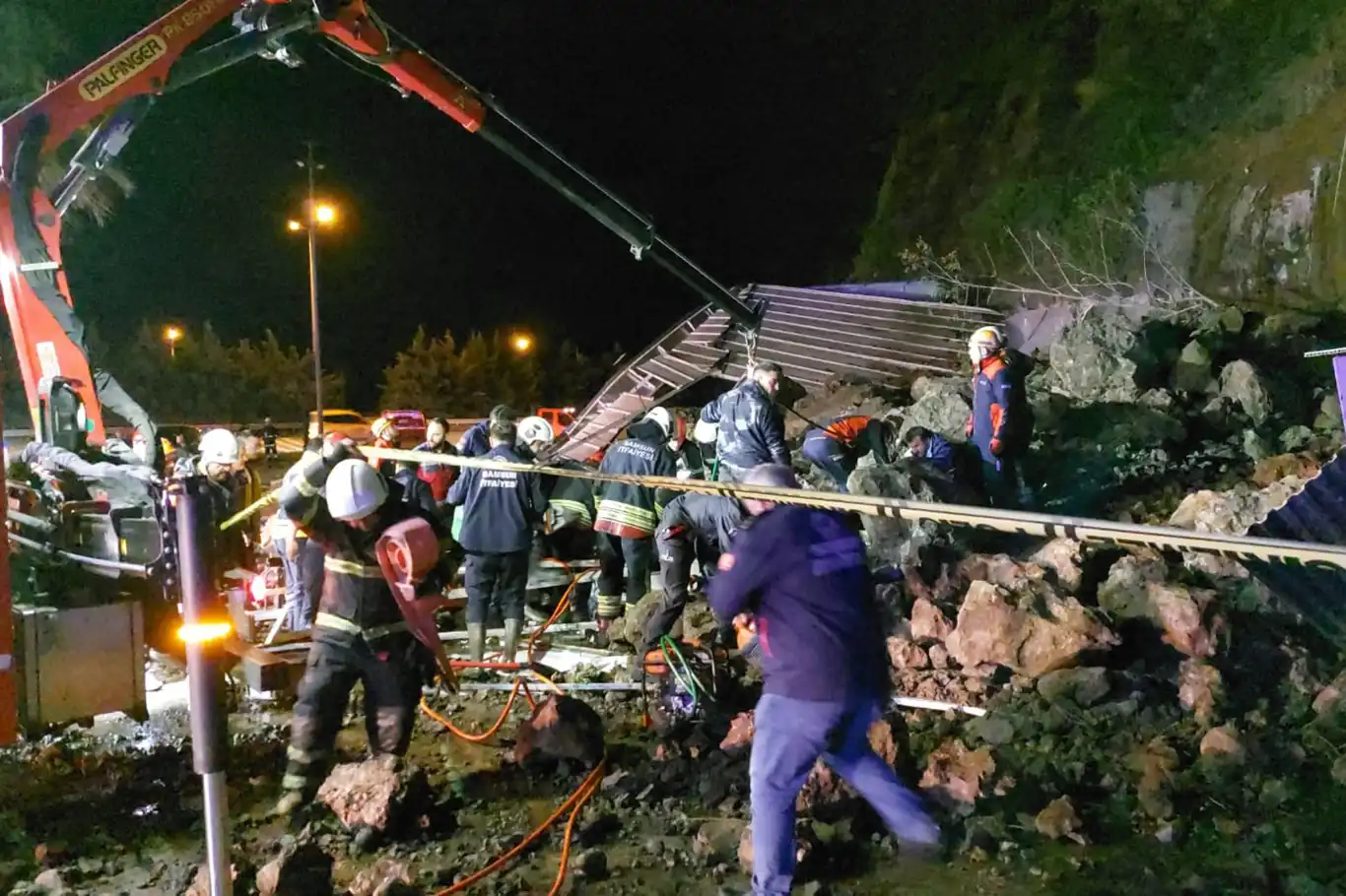 Samsun'da heyelan faciası: Baba ve iki çocuğu hayatını kaybetti Samsun'da heyelan faciası: Baba ve iki çocuğu hayatını kaybetti