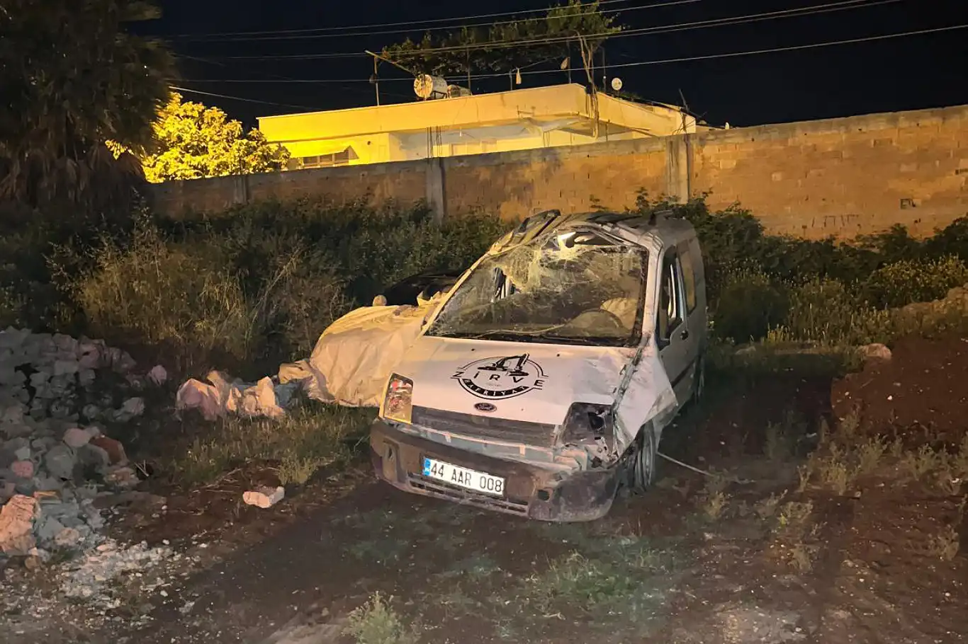 Adana'da araç şarampole yuvarlandı: Aynı aileden dört yaralı Adana'da araç şarampole yuvarlandı: Aynı aileden dört yaralı
