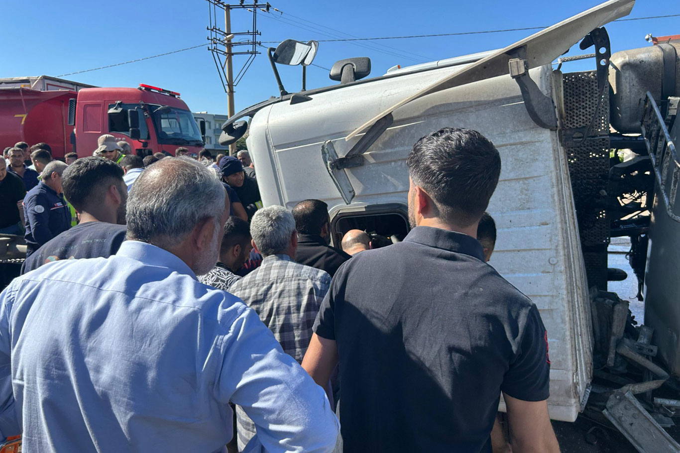 Bariyerlere çarpan tır devrildi: Şoför hayatını kaybetti