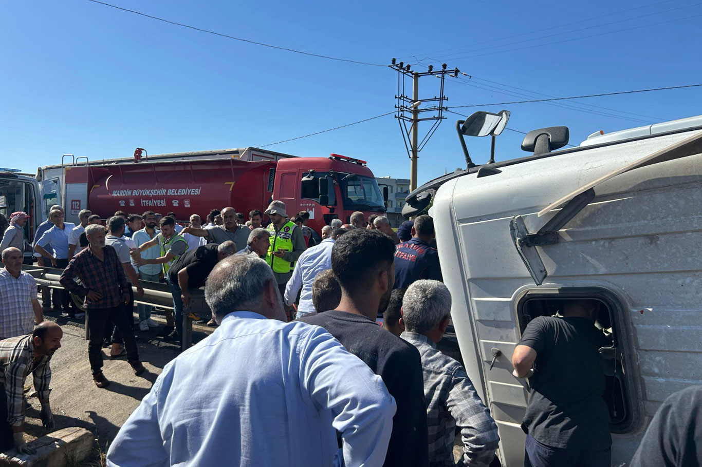 Bariyerlere çarpan tır devrildi: Şoför hayatını kaybetti