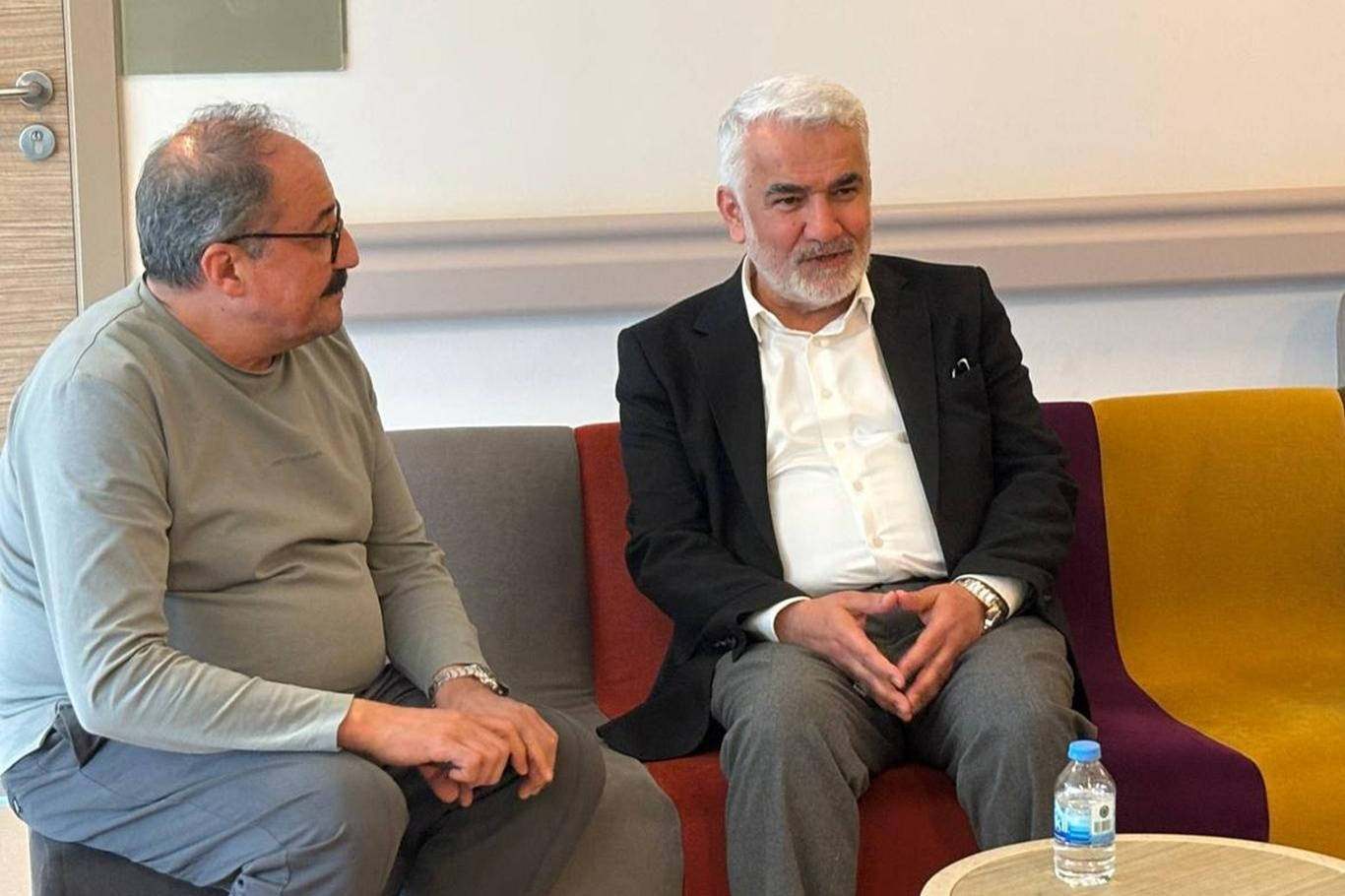 HÜDA PAR Genel Başkanı Zekeriya Yapıcıoğlu, yoğun bakımda tedavi gören TBMM Başkan Vekili Sırrı Süreyya Önder'in bulunduğu hastaneyi ziyaret etti.