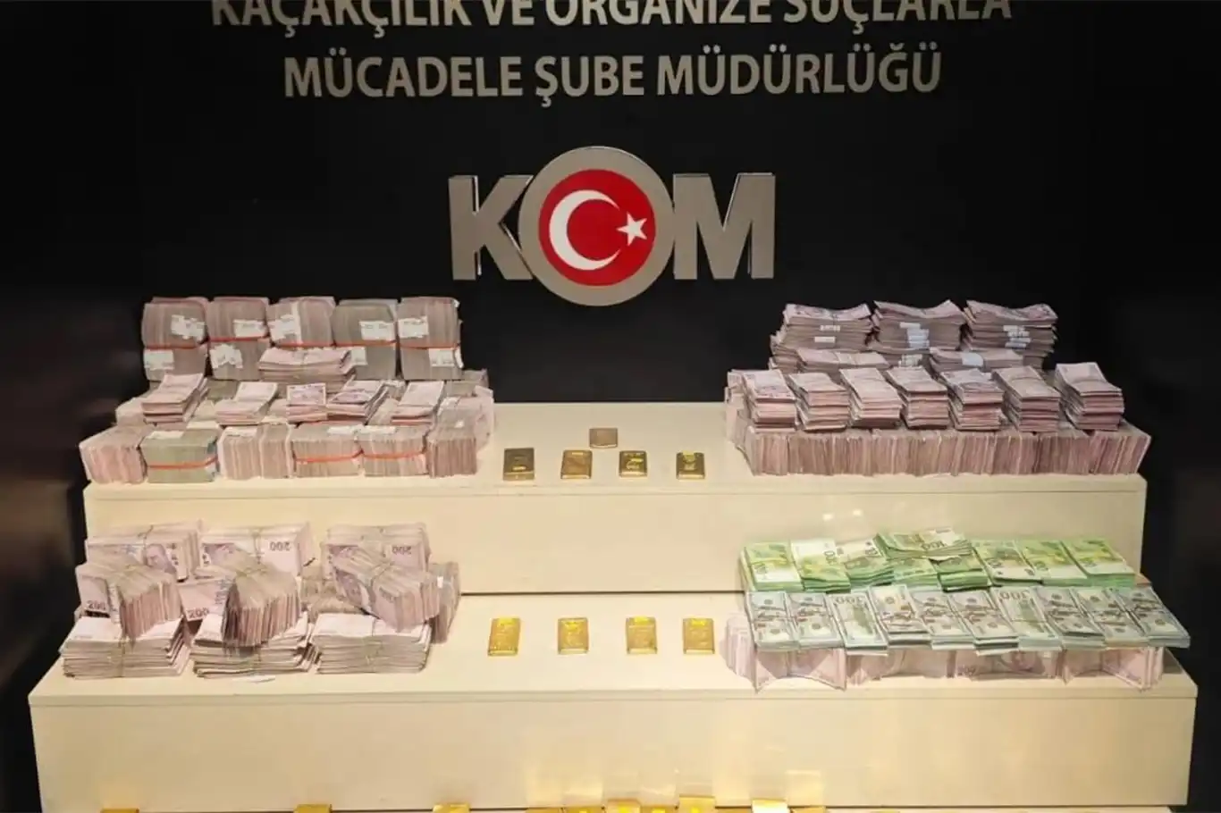 Van Havalimanı'nda 66 kilo gümrük kaçağı altın ile döviz ele geçirildi Van Havalimanı'nda 66 kilo gümrük kaçağı altın ile döviz ele geçirildi