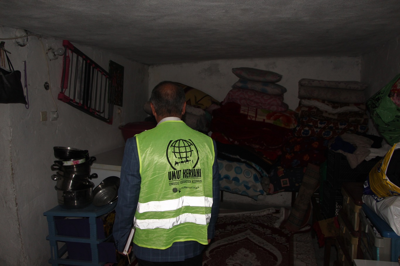 Karanlıkta kalan aileye Mardin Umut Kervanı'ndan yardım eli
