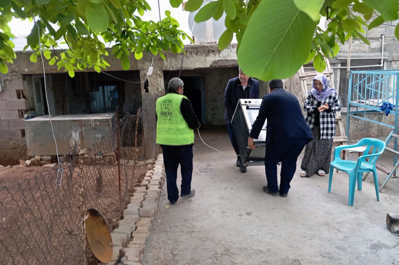 Karanlıkta kalan aileye Mardin Umut Kervanı'ndan yardım eli
