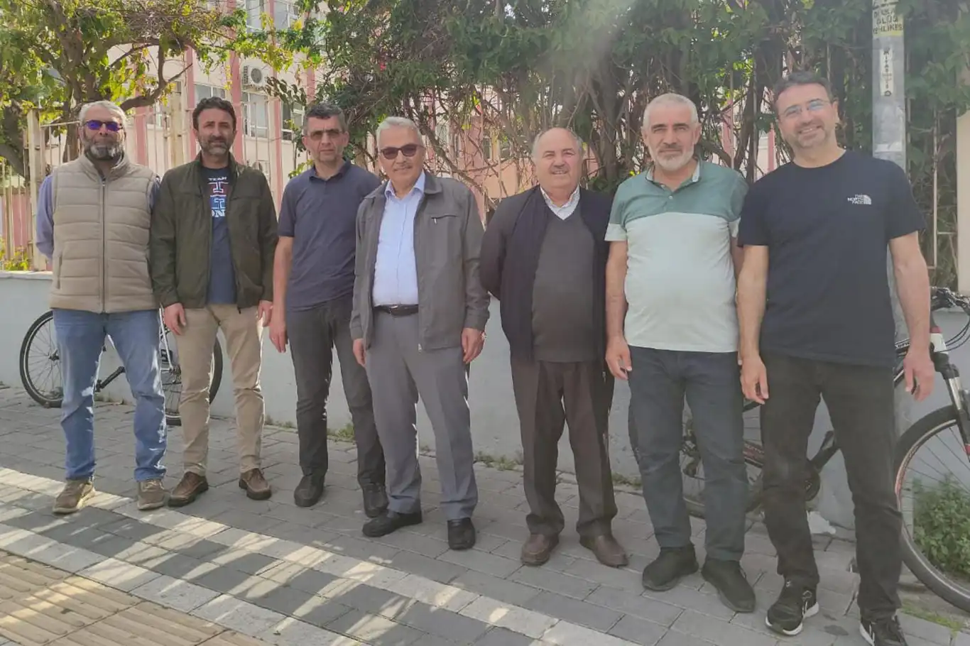 Antalya'da bazı aktivistler Gazze'de askerlik yapmak için şubeye başvurdu Antalya'da bazı aktivistler Gazze'de askerlik yapmak için şubeye başvurdu