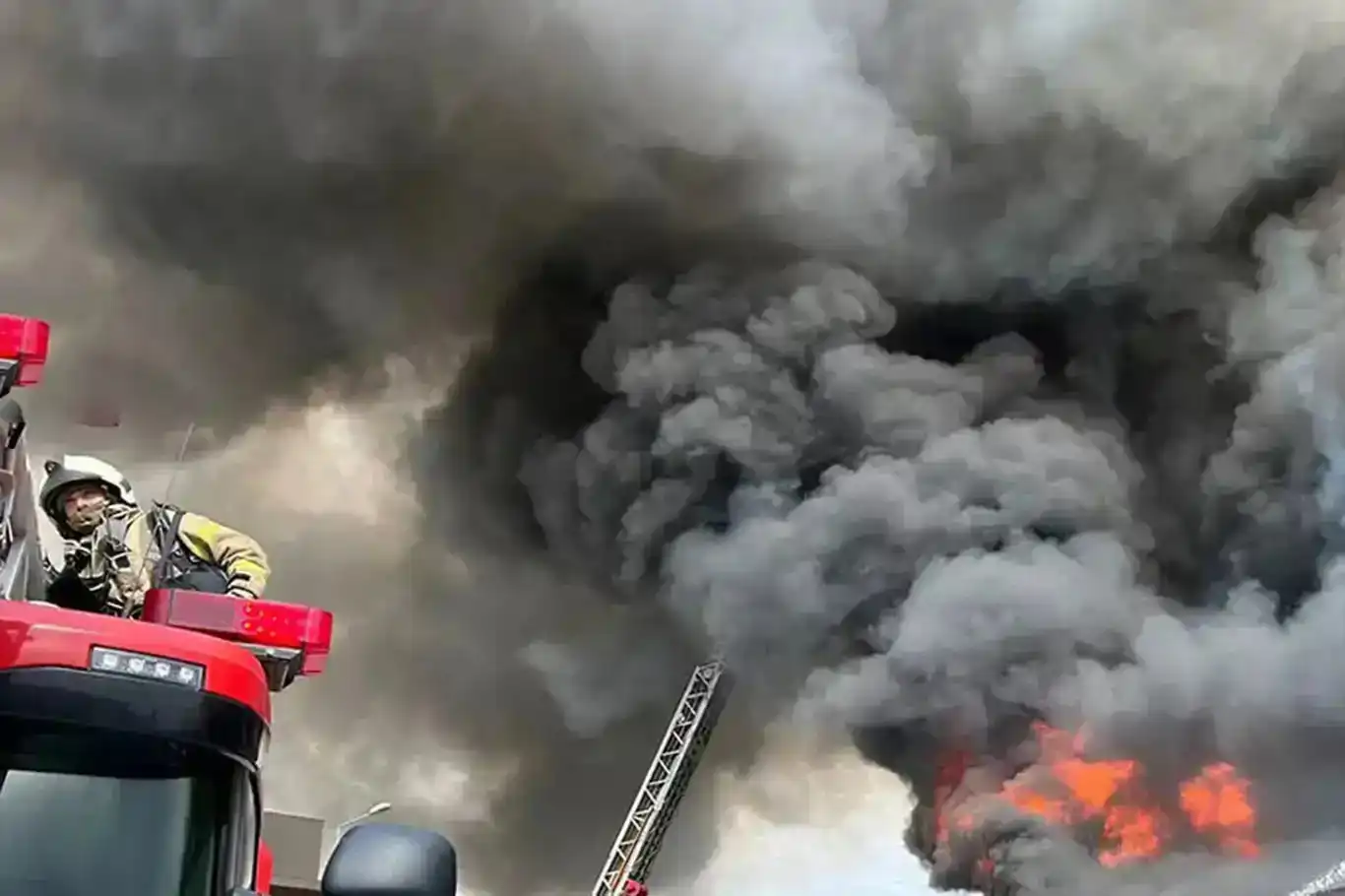 Ankara'da mobilya atölyesinde yangın Ankara'da mobilya atölyesinde yangın